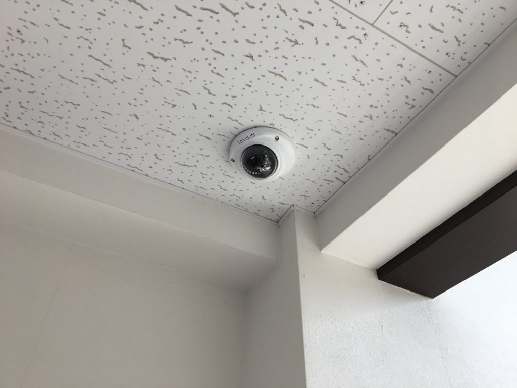 事務所入り口付近にも防犯カメラを設置